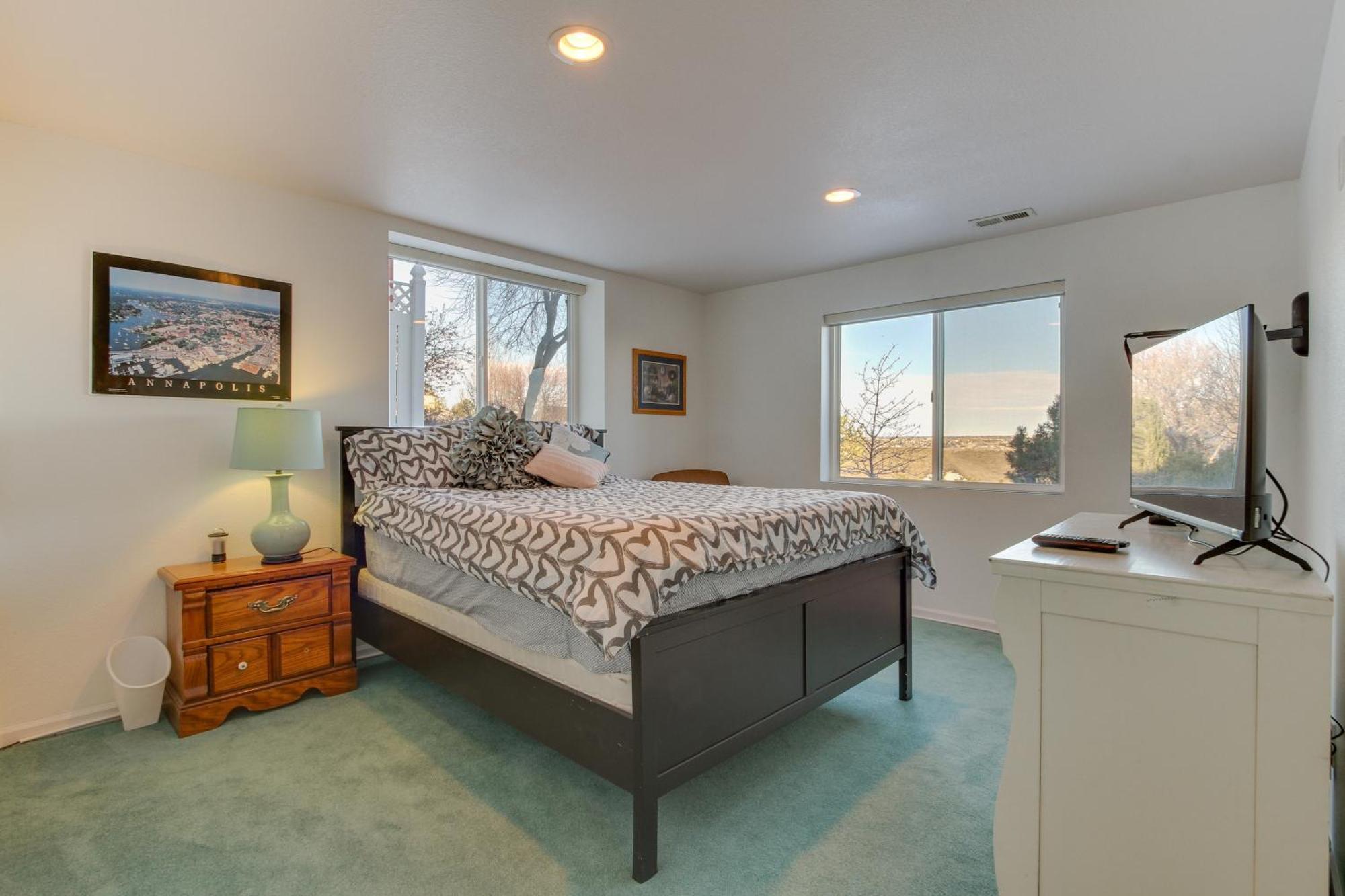 Inviting Great Falls Home With Wraparound Deck! Экстерьер фото