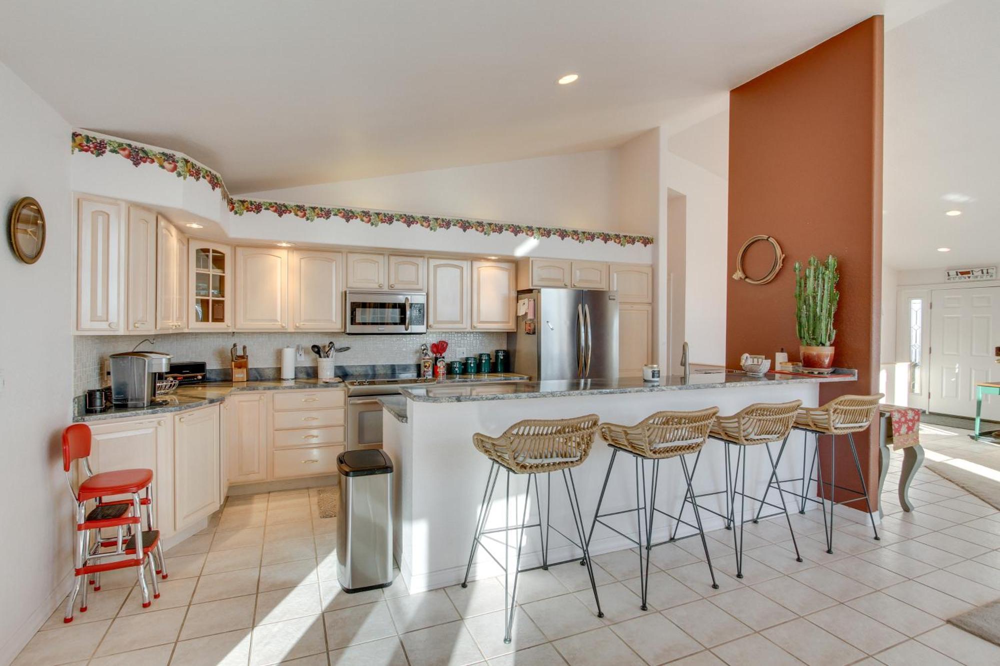 Inviting Great Falls Home With Wraparound Deck! Экстерьер фото