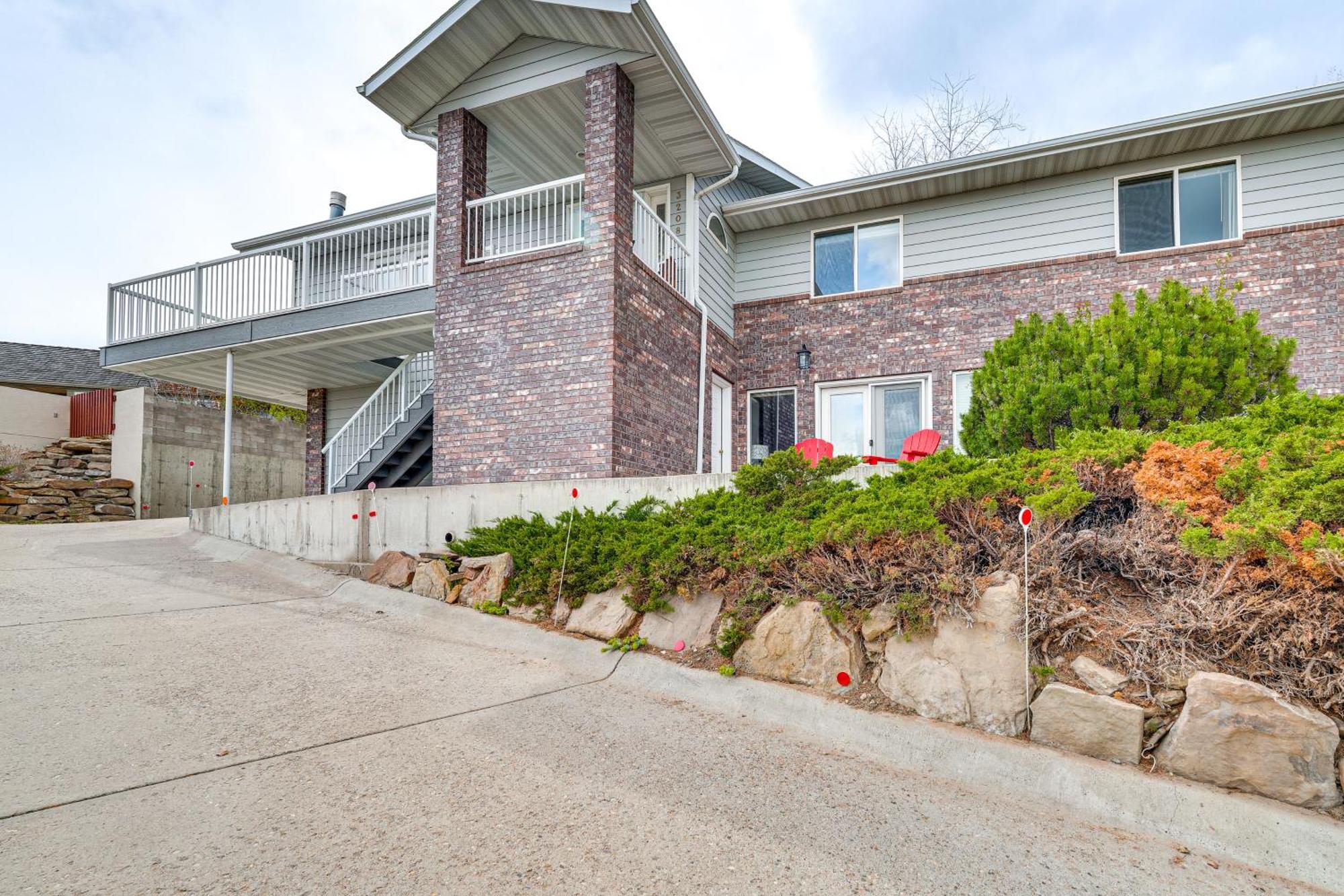 Inviting Great Falls Home With Wraparound Deck! Экстерьер фото
