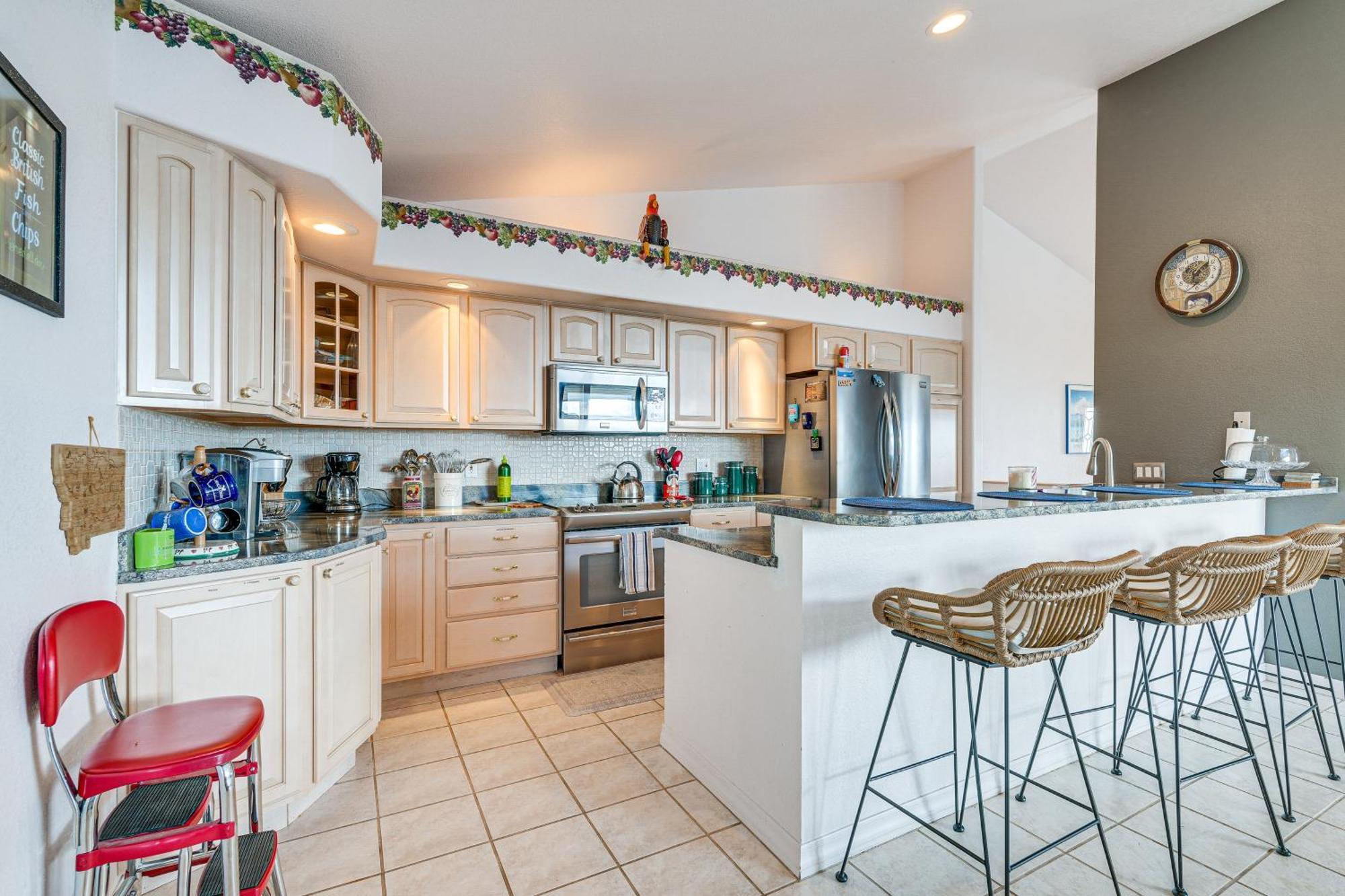 Inviting Great Falls Home With Wraparound Deck! Экстерьер фото