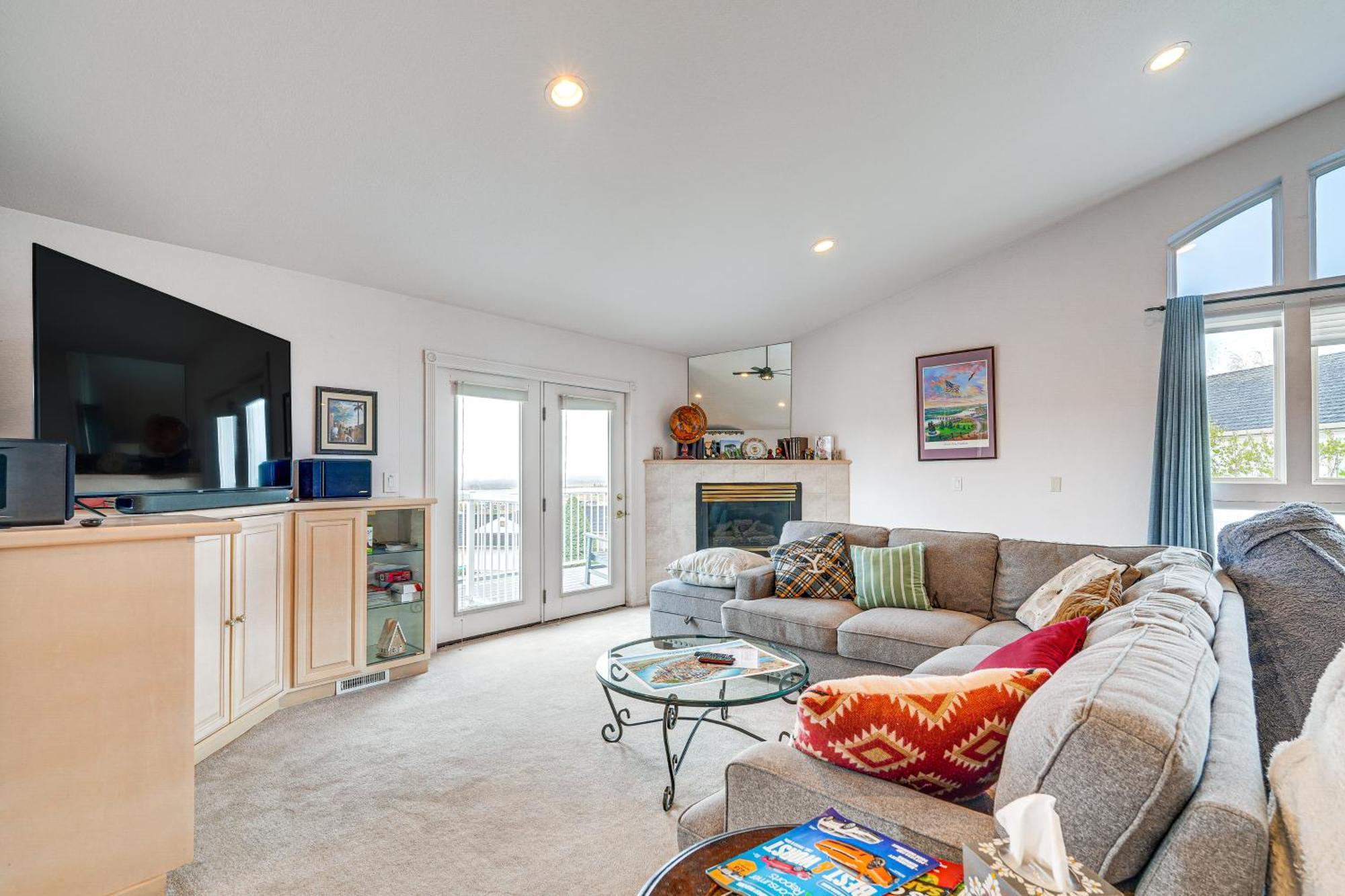 Inviting Great Falls Home With Wraparound Deck! Экстерьер фото