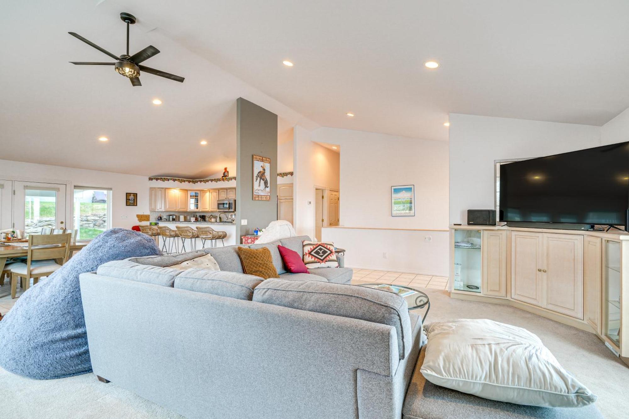 Inviting Great Falls Home With Wraparound Deck! Экстерьер фото