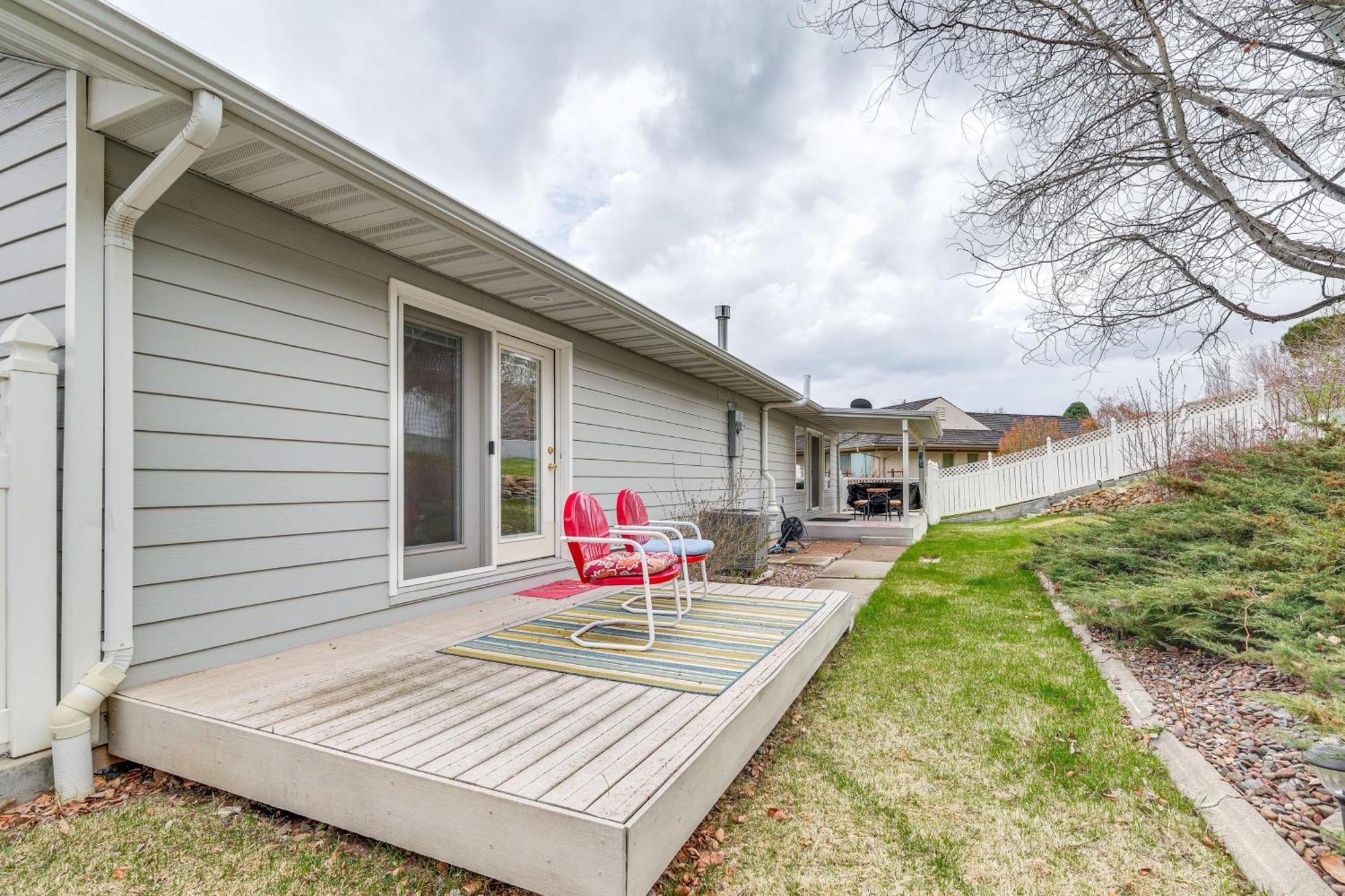 Inviting Great Falls Home With Wraparound Deck! Экстерьер фото