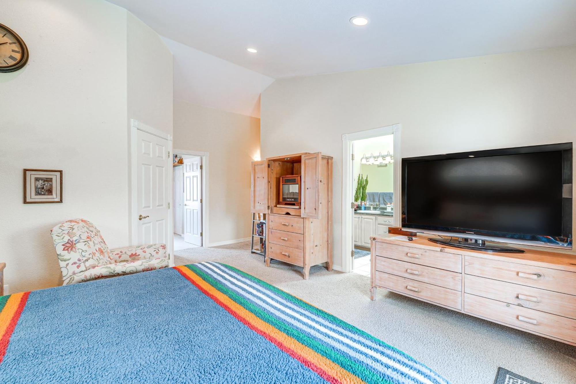 Inviting Great Falls Home With Wraparound Deck! Экстерьер фото