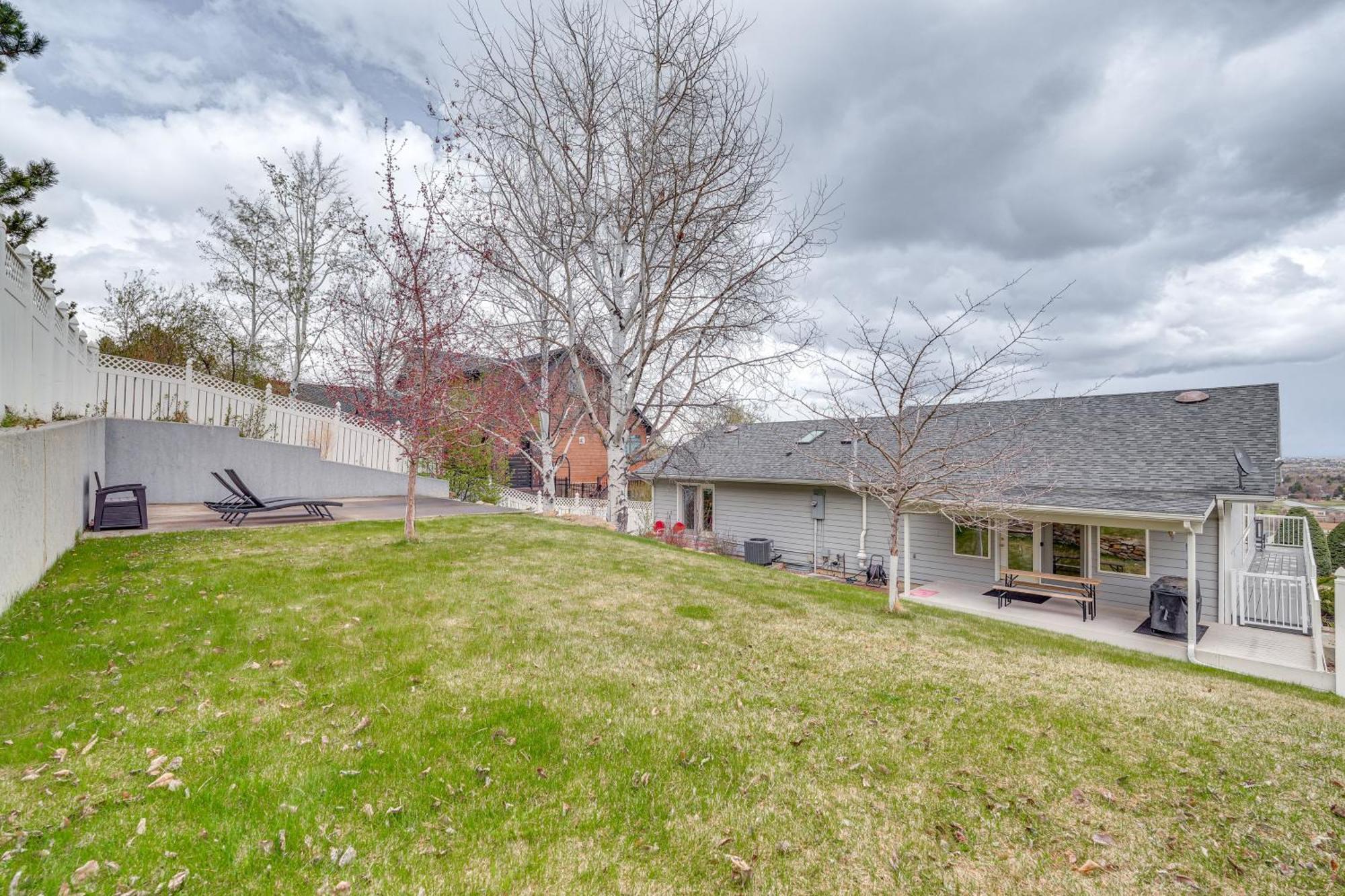 Inviting Great Falls Home With Wraparound Deck! Экстерьер фото