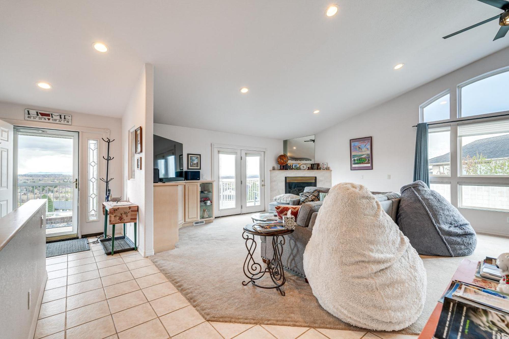 Inviting Great Falls Home With Wraparound Deck! Экстерьер фото